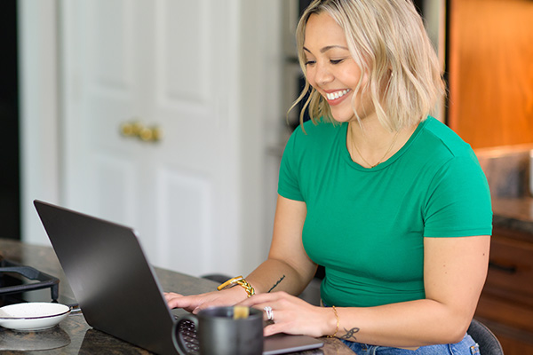 Photo of Stephanie sitting at her laptop